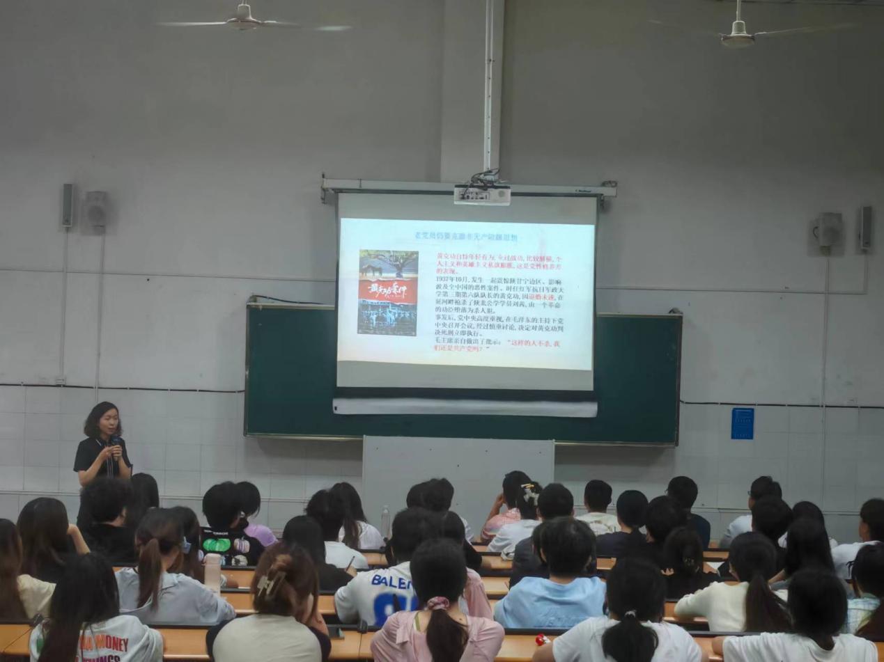 大厅里的人们描述已自动生成