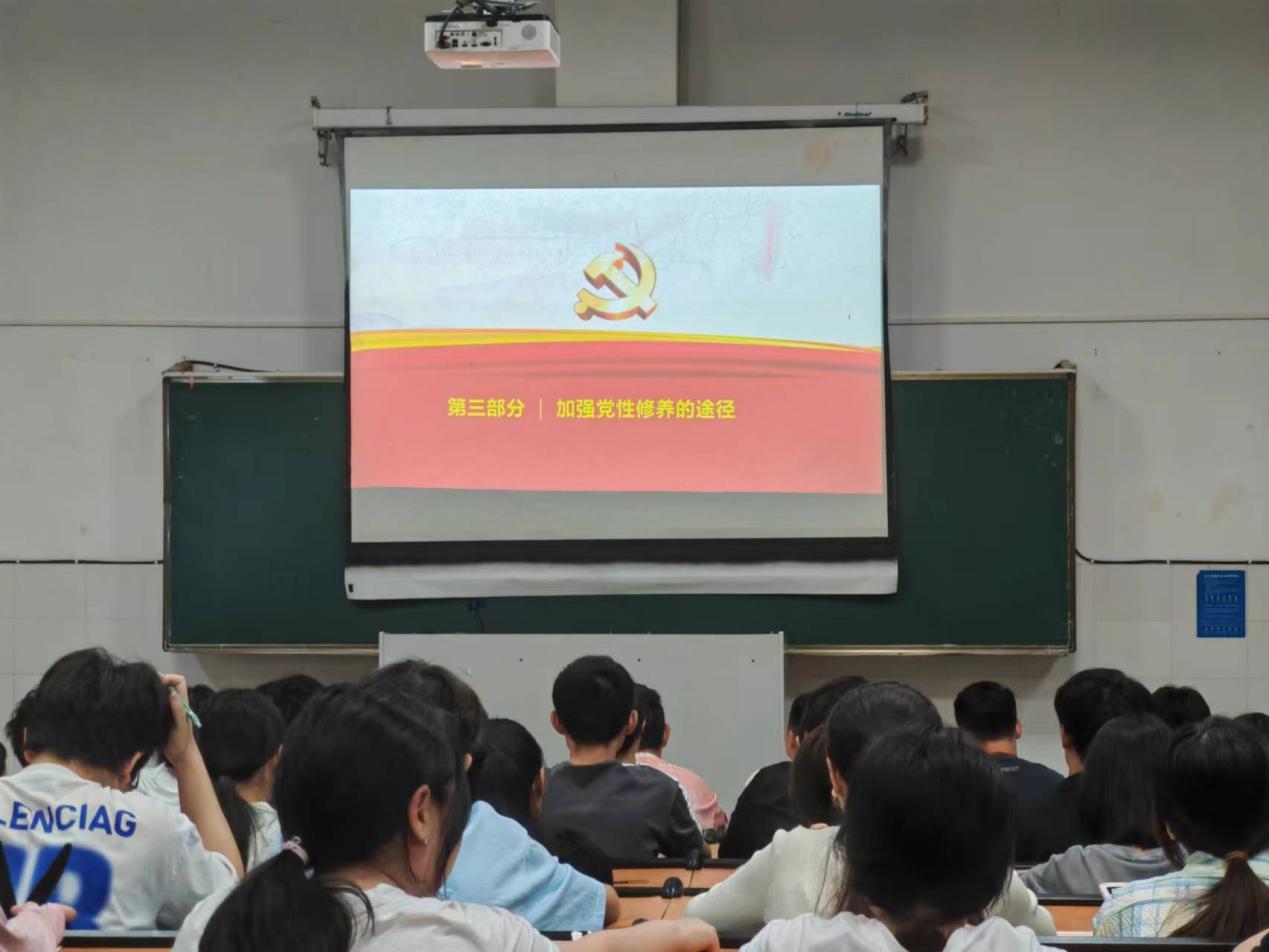 一群人正在听演讲描述已自动生成